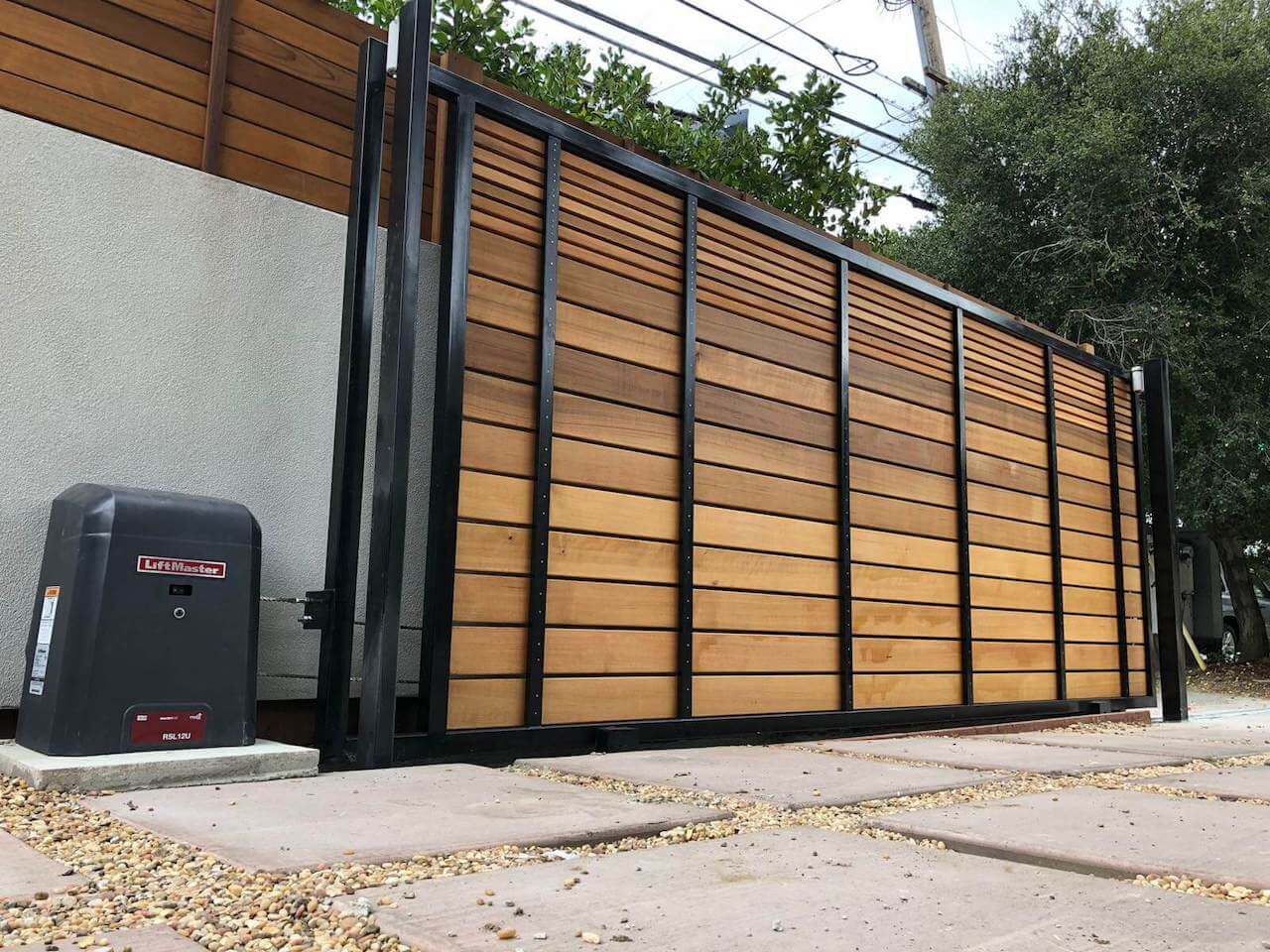 JetPort oferece serviços especializados em manutenção de portões automáticos. Somos uma empresa comprometida em atender bem, proporcionando a melhor solução para sua residência ou empresa. Com anos de experiência e clientes satisfeitos, garantimos um serviço de qualidade para a segurança e beleza de sua casa. Conte conosco para uma noite tranquila, sabendo que seus portões automáticos da JetPort são os melhores do mercado. Oferecemos portões automáticos de qualidade, pois você e sua casa merecem o melhor. Nossa equipe profissional e experiente garante instalações rápidas e com alto padrão de qualidade. Com valores como preço justo, atendimento de qualidade, conhecimento em elétrica, certificação da fábrica e 10 anos de experiência, somos a escolha certa para sua manutenção. Revenda Autorizada PPA, especialistas em automatizadores e consultoria em portões, portas e coberturas.