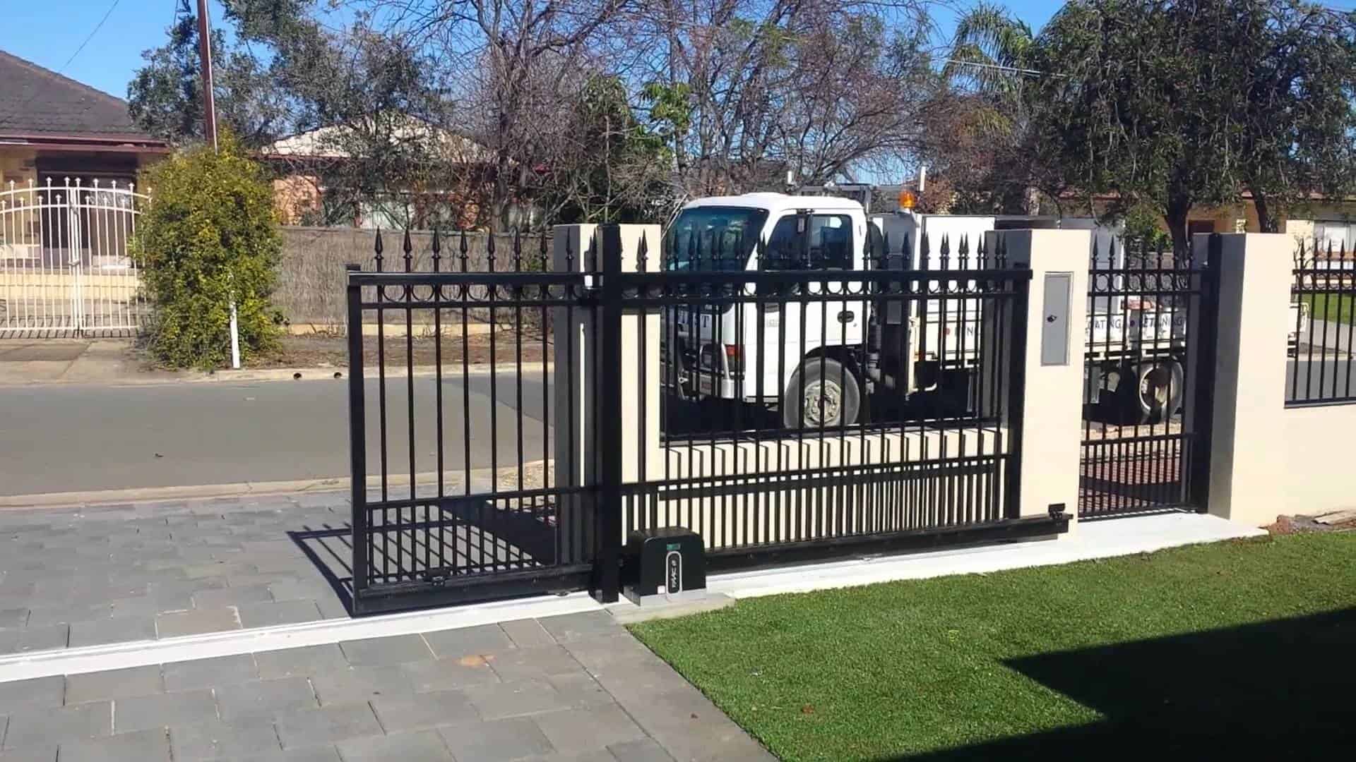 JetPort oferece serviços especializados em manutenção de portões automáticos. Somos uma empresa comprometida em atender bem, proporcionando a melhor solução para sua residência ou empresa. Com anos de experiência e clientes satisfeitos, garantimos um serviço de qualidade para a segurança e beleza de sua casa. Conte conosco para uma noite tranquila, sabendo que seus portões automáticos da JetPort são os melhores do mercado. Oferecemos portões automáticos de qualidade, pois você e sua casa merecem o melhor. Nossa equipe profissional e experiente garante instalações rápidas e com alto padrão de qualidade. Com valores como preço justo, atendimento de qualidade, conhecimento em elétrica, certificação da fábrica e 10 anos de experiência, somos a escolha certa para sua manutenção. Revenda Autorizada PPA, especialistas em automatizadores e consultoria em portões, portas e coberturas.